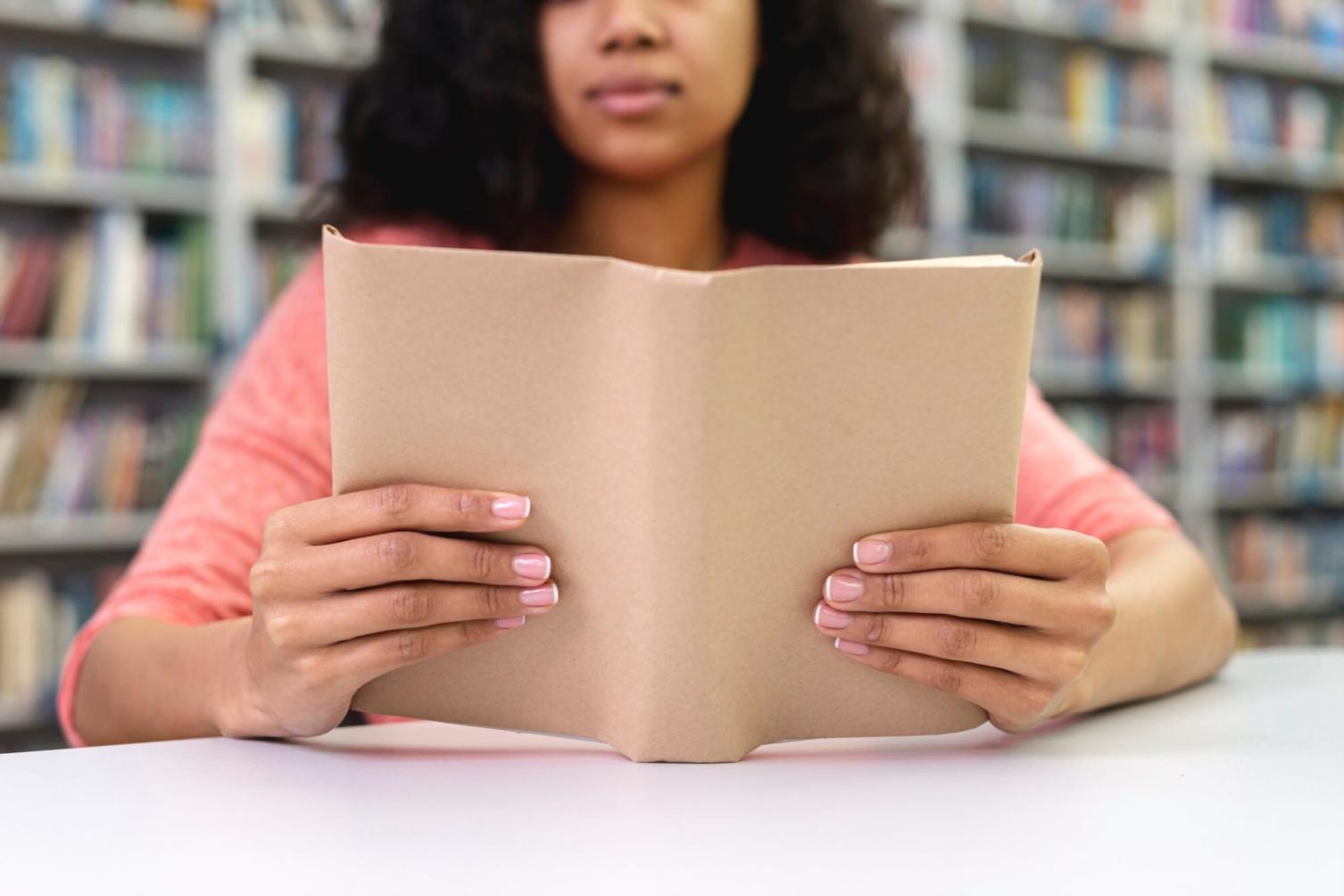 Estudiantes analizando gráficos financieros en un entorno moderno de aprendizaje